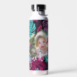 Niedlich Cool tropisch | Benutzerdefiniertes Foto  Trinkflasche<br><div class="desc">Erstellen Sie Ihr eigenes Foto und Ihre eigene Script Text Water Flasche mit dieser modernen und trendigen Vorlage mit Ihrem personalisierten Foto, einem modernen Kalligrafietext, in dem Sie motivierend Zitat, Kindernamen oder beliebigen benutzerdefinierten Text hinzufügen können, und einem coolen hawaiianischen Blätter Hintergrund in Schwarz, Rosa und Blau. Jede Farbe, jeder...</div>
