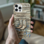 Niedlich Cowgirl Rustic Country Western Cowboy Boo iPhone 16 Hülle<br><div class="desc">Mit diesem personalisierten Cowboystiefel-Handy können Sie Ihren Alltag mit einem rustikalen Western-Flair bereichern! Set vor einem Hintergrund aus verwittertem Holz mit zarten blauen Wildblumen, dieses ländlich-schicke Design ist perfekt für Cowgirls, Rodeo-Liebhaber und Süd-Soule. Passen Sie es mit Ihrem Namen für ein einzigartiges Accessoire an, das sowohl charmant als auch praktisch...</div>