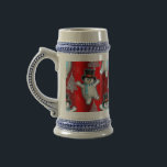 Niedlich Dancing Snowman Red Christmas Bierglas<br><div class="desc">Dieses sehr niedliche Weihnachtsstein besticht durch ein Tanzmuster kleiner Schneemänner auf rotem Hintergrund,  die vor Freude im Schnee tanzen,  umgeben von silbernen Weihnachtsbäumen.</div>