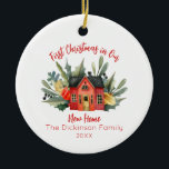 Niedlich First Christmas Neue Zuhause Keramik Ornament<br><div class="desc">Dieses Weihnachtsschmuck wird von einem skurrilen Weihnachtshaus in Aquarellen geschmückt. Personalisieren Sie es mit Ihrem Namen und Jahr. Das gleiche Design auf der Vorder- und Rückseite des Ornaments. Entworfen für Sie von BlackBerry Boulevard.</div>