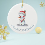 Niedlich First Christmas Snowman Keramik Ornament<br><div class="desc">Wie kann man das erste Weihnachtsfest deines Kleinen besser feiern, als ihm einen Platz auf dem Weihnachtsbaum zu geben? Dieses bezaubernde Keramik-Ornament, mit einem kleinen Schneemann in einer roten Weihnachtsmannmütze und einem großen Bonbons, kann mit Ihrem eigenen Text personalisiert werden, um es wirklich einzigartig zu machen. Die Rückseite des Ornaments...</div>
