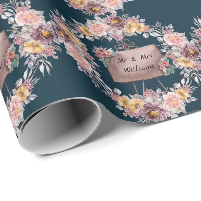 Niedlich Floral Mr. und Mrs. Wedding Navy Blue Geschenkpapier (Rolleneckpunkt)