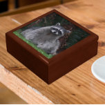 Niedlich Forest Raccoon Wildlife Foto Geschenkbox<br><div class="desc">In dieser hölzernen Geschenkboxen speichern Sie Schmuck,  Schmuck und andere kleine Kuchen mit Keramik,  die das Foto eines niedlichen Waldkoons zeigt,  das für die Kamera posiert. Wählen Sie Ihre Geschenkboxen und Farbe.</div>