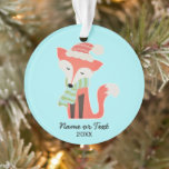 Niedlich Fox Baby's Christmas Winter Woodland Rust Ornament<br><div class="desc">Dieses niedliche Fox Weihnachts-Winterwald-Design zeigt eine rustikale Abbildung eines roten Fuchses mit Schal und rotem Hut. Personalisieren Sie Ihre Daten mit dem Namen, dem Datum oder dem Text Ihres Kindes. Ideal für das erste oder Weihnachtsgeschenk eines Kleinkindes. Passen Sie die Hintertür an, um die Raumdekoration oder andere Gegenstände anzupassen -...</div>