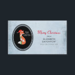 Niedlich Fox in Christmas Hat on Blue Vintag Backg Visitenkarte<br><div class="desc">Fröhliche Weihnachtskarten mit einer niedlichen Orangenfox-Abbildung in einem schwarzen Oval. Er trägt auch eine rote Weihnachtsmannmütze und hat festlich grüne dekorative Akzente auf seinem Schwanz und auf der anderen Seite seiner Brust. Text im Oval sagt Frohe Weihnachten. Personalisieren Sie Ihre Geschäftsdaten. Die Kulisse ist graublau mit Vintagem Stil.</div>