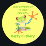 Niedlich Frog Funny Animal Kids Happy Birthday Cla Runder Aufkleber<br><div class="desc">Niedlicher Frosch. Funny Animal Kids Happy Geburtstagsticker. Klicken Sie auf die SCHALTFLÄCHE ANKUNFT, um den Wortlaut zu ändern und die Größe an Ihre Bedürfnisse anzupassen. Dieser bunt grüne, blaue und orangefarbene Cartoon Frosch winkt seiner großen Hand, um Hallo und Glücklich Geburtstag zu sagen. Vergnügen beim Verpacken von Papier, Geburtstagskarten und...</div>