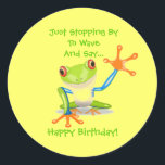 Niedlich Frog Funny Animal Kids Happy Birthday Runder Aufkleber<br><div class="desc">Niedlich Frog Funny Animal Kids Happy Geburtstagsticker. Klicken Sie auf die SCHALTFLÄCHE ANKUNFT,  um den Wortlaut zu ändern und die Größe an Ihre Bedürfnisse anzupassen. Dieser bunt grüne,  blaue und orangefarbene Cartoon Frosch winkt seiner großen Hand,  um Hallo und Glücklich Geburtstag zu sagen.</div>