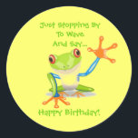 Niedlich Frog Funny Animal Kids Happy Birthday Runder Aufkleber<br><div class="desc">Niedlich Frog Funny Animal Kids Happy Geburtstagsticker. Klicken Sie auf die SCHALTFLÄCHE ANKUNFT,  um den Wortlaut zu ändern und die Größe an Ihre Bedürfnisse anzupassen. Dieser bunt grüne,  blaue und orangefarbene Cartoon Frosch winkt seiner großen Hand,  um Hallo und Glücklich Geburtstag zu sagen.</div>