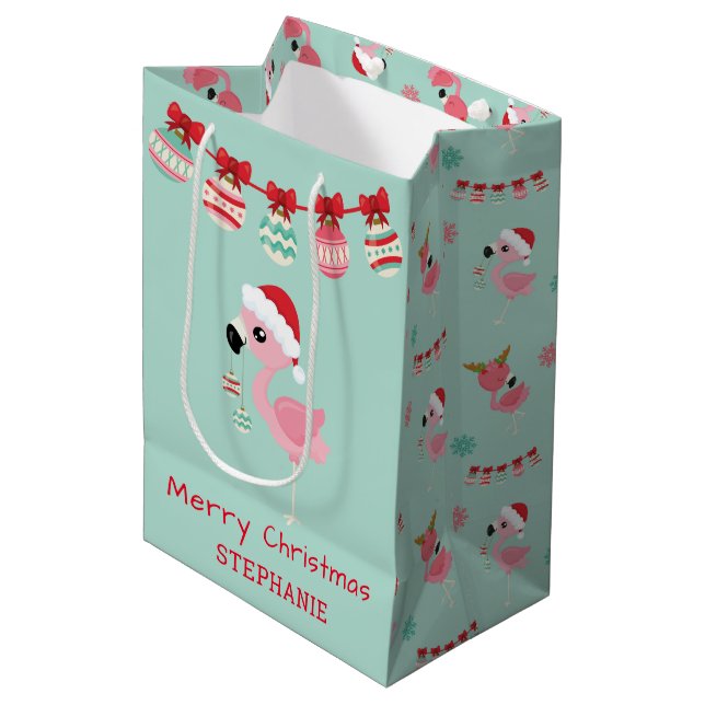 Niedlich frohe Weihnachten Flamingo Snowflake Mittlere Geschenktüte (Vorderseite Schrägansicht)