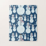 Niedlich Frosty Blue Snowman Wasserfarbmuster<br><div class="desc">Dieses niedliche und künstlerische Winterwunder-Design ist perfekt für die Ferienzeit. Das hellblaue, schwarze, orangefarbene und bordeauxfarbene Schneemodell auf einem dunkelblauen Hintergrund. Es ist bezaubernd, süß, modern und festlich. Genießen Sie dieses handbemalte Original, das vom Künstler La Femme, Rachel Matheney, entworfen wurde. ***WICHTIGE HINWEIS FÜR DESIGN: Für individuelle Designanfragen, wie z.B....</div>