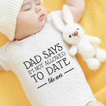 Niedlich Funny No Verabredet wie immer Baby Strampler<br><div class="desc">Dieser niedliche und lustige Bodysuit ist mit der modernen Typografie "Papa sagt,  er darf nicht ausgehen,  wie immer" in schwarz. Ideal für Säuglinge,  die ein Baby- oder ein Babyduschgeschenk haben.</div>