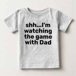 Niedlich Funny Phrase   Sie sieht dem Spiel zu Baby T-shirt
