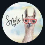 Niedlich Funny Smile Llama Runder Aufkleber<br><div class="desc">Lächeln Sie auf das Gesicht, wenn sie diesen niedlichen und bezaubernden Lama-Aufkleber sehen. Vergnügliche Aquarellbilder. Ideal zum Anbinden an Einladungen, speichern Sie die Datumskarten und mehr.</div>