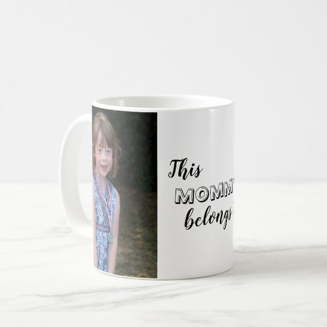 Niedlich gehört diese Mommy zum benutzerdefinierte Kaffeetasse (Vorderseite Links)