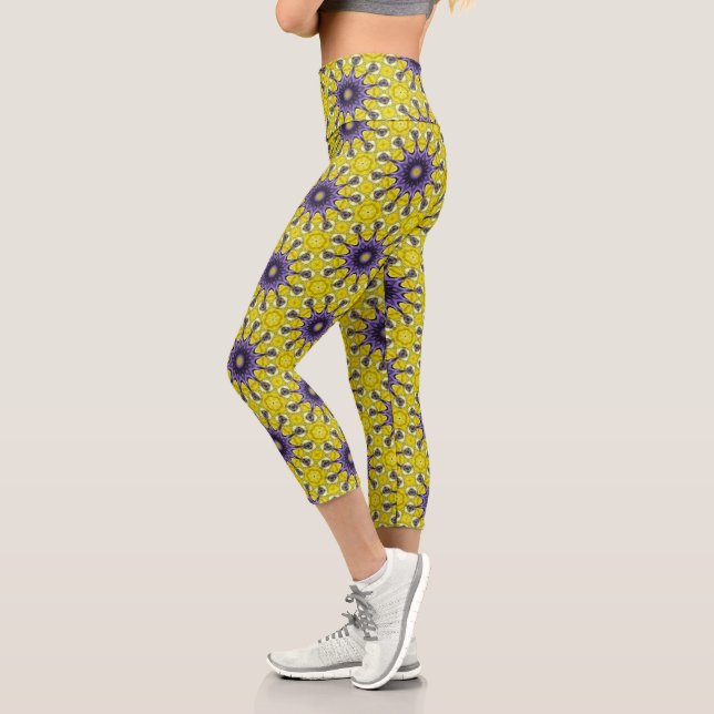 Niedlich-Gelbes Lila Kaleidoskop Geometrisches Mus Capri Leggings (Links)