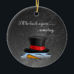 Niedlich geschmolzener Snowman Alte Seidenraupe Keramik Ornament<br><div class="desc">Niedlich geschmolzene Snowman Old Silk Top Hat Holiday Keramik Ornament ist mit Blick auf das Jahr 2020 konzipiert. Lass denen,  die du Liebe weißt,  dass du an sie denkst und wünscht ihnen Urlaub Hoffnung und bessere Dinge zu kommen für sie und ihre Lieben. Liebe,  Frieden und Freude senden.</div>
