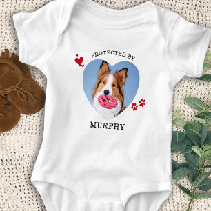 Niedlich geschützt durch Hunde mit benutzerdefinie Baby Strampler