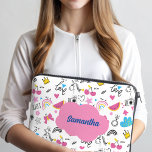 Niedlich Girly First Name Trendy Illustration Must Laptopschutzhülle<br><div class="desc">Niedliche Girly First Name Trendy Illustration Muster Sleeve. Schützen Sie Ihren Laptop stilvoll mit unserem personalisierten Laptop-Ärmel mit einem skurrilen Design von Einhörnern und Regenbogen. Diese lebendige und lustige Hülle behalte nicht nur Ihr Gerät vor Kratzern und Stößen sicher, sondern bringt auch eine Touch von Magie in Ihren Alltag. Passen...</div>