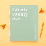 Niedlich Girly Green 2025 Planer<br><div class="desc">Bleibe stilvoll organisiert mit dem Personalisierten Niedlichen Girly Green 2025 Planner! Dieser Planer ist perfekt für die Festlegung von Zielen und die Verfolgung von Träumen. Ideal für Weihnachten Geschenkideen, es ist eine der besten Weihnachtsgeschenkideen für Teenager oder Weihnachten Geschenkideen für Frauen. Gönnen Sie sich in dieser Saison ein Konzert mit...</div>