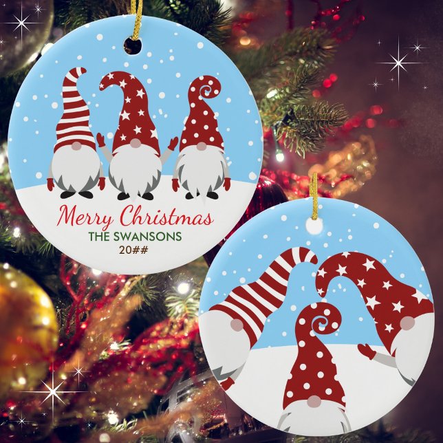 Niedlich Gnomes Frohe Weihnachten Personalisiert Keramik Ornament (Available in multiple shapes and types of ornaments. Customize with name & year. Merry Christmas!)