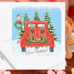 Niedlich Goldendoodle Welpen Vintager Rotlastwagen Quadratischer Aufkleber<br><div class="desc">Sie könnten einfach in Liebe mit dieser Szene fallen — den bezaubernden goldendoodle Welpen; dem Vintagen roten LKW mit schneebedeckten Bäumen im Hintergrund und dem Laternenpfahl mit dem Kranz im Urlaub. "I Liebe Christmas" ist die Botschaft - und Sie können das Jahr und den Familiennamen hinzufügen. Nehmen Sie dies für...</div>