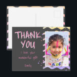 Niedlich Gray Kids Foto Girl Birthday Vielen Dank Postkarte<br><div class="desc">Personalisierter Geburtstag danke Ihnen Postcard für Mädchen mit Foto und Text I Liebe Ihr wunderbares Geschenk. Niedlicher grauer Geburtstag danke Ihnen Karte für Ihre Freunde und Familie. Laden Sie Ihr Foto hoch und personalisieren Sie die Postkarte mit Ihrem Namen und Text. Die Postkarte hat farbenfrohe Sterne und Wellen auf der...</div>