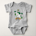 Niedlich Green Christmas Snowman Baby Strampler<br><div class="desc">🥇 ORIGINAL COPYRIGHT ART DESIGN VON Donna Siegrist NUR AUF ZAZZLE VERFÜGBAR! Weihnachts-Weihnachtsdesign-Shirt bereit für Sie zu personalisieren. ✔ HINWEIS: ÄNDERN SIE NUR DIE VORLAGEBEREICHE, DIE SIE BENÖTIGEN! 😀 Sie können den Text bei Bedarf entfernen und neu hinzufügen, was immer Sie möchten und welchen Schriftart Sie möchten. 📌 Wenn Sie...</div>