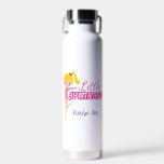 Niedlich Gymnastik Gymnastik Gymnastik Gymnastik G Trinkflasche<br><div class="desc">Hübsche pinkfarbene Gymnastik Mädchen Geschenk mit einem niedlichen blonden Kind in einem Leotard neben den Worten LITTLE GYMNAST in Rosa. Ein wunderschönes personalisiertes Geschenk für einen Gymnastiktrainer,  der den Kindern,  die sie trainiert,  etwas geben soll. Passen Sie Ihren Namen in lila Schrift an.</div>