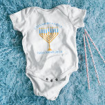 Niedlich Hanukkah Menorah Familie Wiedersehen Pers Baby Strampler<br><div class="desc">Niedlicher,  individueller Hanukkah-Babybodyanzug für eine jüdische Wiedersehen oder Chanukah Party mit Synagoge. Personalisieren Sie mit Ihrem eigenen Nachnamen oder Gruppeninformationen in blau um die hübsche Menorah.</div>