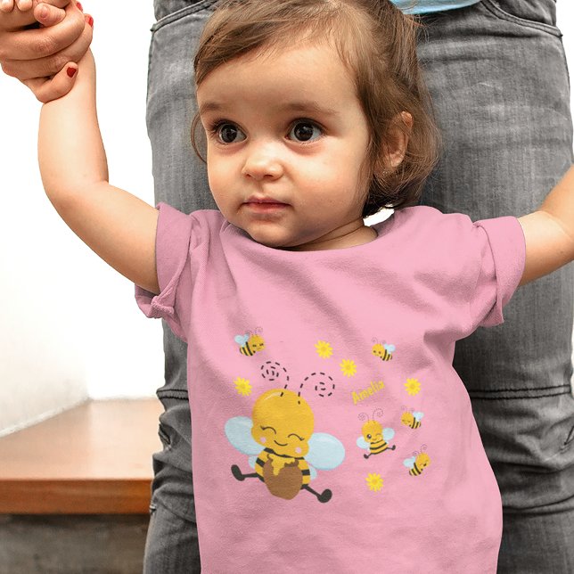 Niedlich Happy Bumble Bee mit Blume Rosa Kleinkind T-shirt (Your little girl will look adorable in this custom bee shirt! It's also available as a bodysuit.)