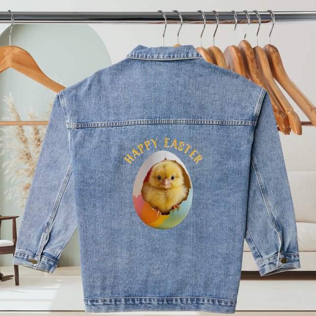 Niedlich Happy Easter Chick Hatching Colorful Egg Jeansjacke (A denim jacket with Happy Easter words and cute fluffy chick hatching out of a colourful egg)