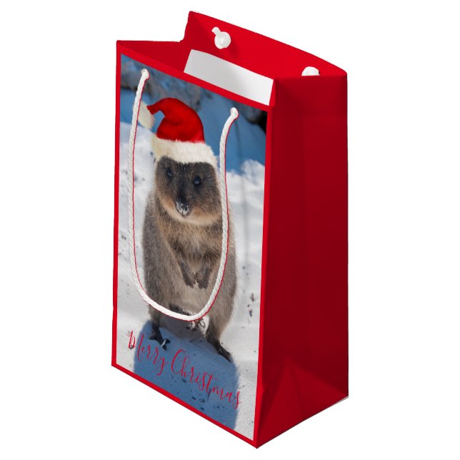 Niedlich Happy Festive Quokka am Strand Australien Kleine Geschenktüte (Vorderseite Schrägansicht)