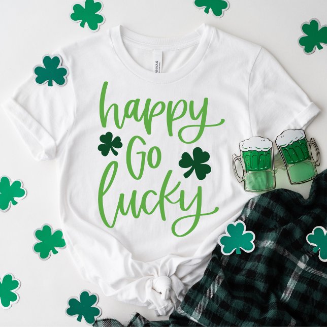 Niedlich Happy Go Lucky Green Typografie T-Shirt (Von Creator hochgeladen)