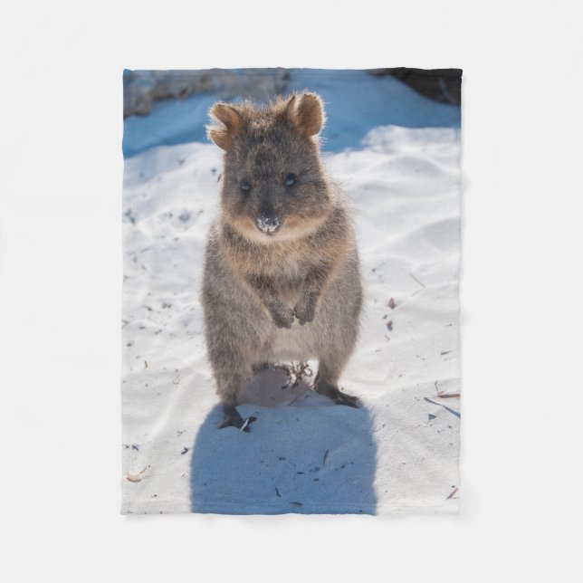 Niedlich & Happy Quokka am Strand Australien Fleecedecke (Vorderseite)