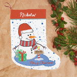Niedlich Happy Snowman Northpole Kleiner Weihnachtsstrumpf<br><div class="desc">Personalisierter Snowman Weihnachten Strumpf Fügen Sie eine Touch von Urlaubsfreuden mit diesem charmanten Schneemann Weihnachten Strumpf! Set vor einem schneebedeckten WinterHintergrund, dieser Strumpf bietet einen fröhlichen Schneemann mit Geschenken und einem festlichen "Frohen Weihnachten" Gruß. Passen Sie einfach den Namen an der Spitze an, um einen einzigartigen Urlaubsgenuss zu genießen, der...</div>