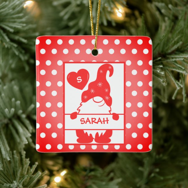 Niedlich Holiday Gnome Polka Dots Red White Name J Keramikornament (Baum)