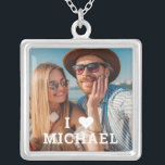Niedlich I Liebe Herz Foto Paare Personalisierter  Versilberte Kette<br><div class="desc">Niedlich I Liebe Heart Foto Paare Personalisiert Name Necklace zeigt Ihr Lieblings-Foto mit dem Text "I (Liebe Herz) hinzufügen Name" in modernen weißen Schrift. Personalisieren Sie diese, indem Sie den Text in dem dafür vorgesehenen Textfeld bearbeiten und ein eigenes Bild hinzufügen. Perfekte Geschenke für Paare, Freundinnen, Ehefrau, Liebste und mehr...</div>