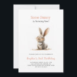 Niedlich Kids Bunny Birthday Party Einladung<br><div class="desc">Diese super niedliche Bunny Birthday Invitation zeigt eine detaillierte Abbildung eines Hasen mit einem Bib um den Hals, der mit der Anzahl der Jahre, die Ihr Kind umgedreht hat, beschriftet werden kann. Es ist perfekt für die Geburtstagsparty eines kleinen Mädchens! Bearbeiten Sie es, indem Sie den Namen, das Datum, die...</div>