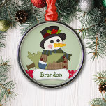 Niedlich Kids Personalisiert Snowman Ornament Aus Metall<br><div class="desc">Ein niedlicher Schneemann, der mit einem Hut und einem karierten Mantel gekleidet ist, trägt einen Weihnachtsbaum. Am unteren Rand befindet sich ein rot-weißer Polka-Punkt-Streifen mit einem weißen Namensbanner, der den Namen Ihres Kindes oder anderen benutzerdefinierten Text enthält. Das Bild und das Banner werden auf einem hellgrünen Hintergrund platziert. Ein niedlicher...</div>