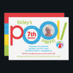 Niedlich Kids Pool Party Geburtstagsparty Foto Einladung<br><div class="desc">Dieses Geburtstagsgeschenk des Pools ist in kräftigen Primärfarben Rot, Blau und Grün gehalten, mit einem Foto mit Wellengang und einem Beachball. Klicken Sie auf die Schaltfläche Anpassen für mehr Flexibilität beim Anpassen des Textes! Variationen dieses Designs sowie der Koordinationsprodukte sind in unserem Shop, zazzle.com/doodlelulu*, erhältlich. Kontaktieren Sie uns, wenn Sie...</div>