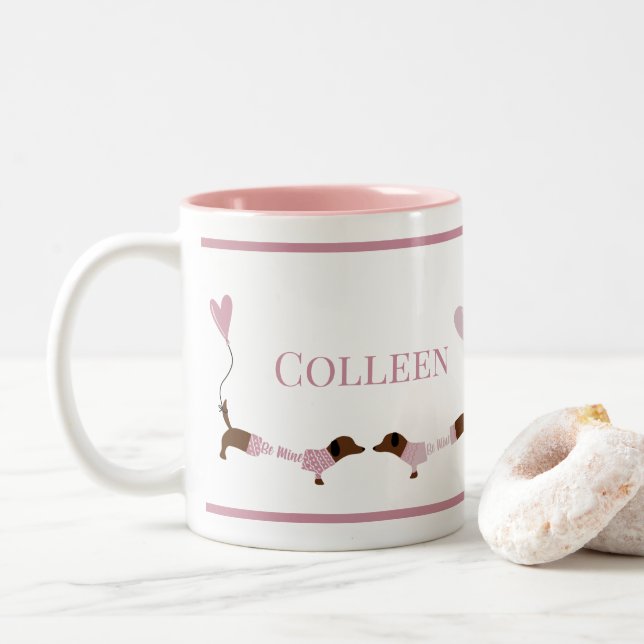 Niedlich Kissing Dackel Dackel Dog Pink Valentine Zweifarbige Tasse (Mit Donut)