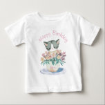 Niedlich Kitten | Happy Birthday Daughter Baby T-shirt<br><div class="desc">Ein niedliches Kätzchen,  das in einem Topf mit Blume sitzt,  wird auf diesem kinderweißen T.Shirt vorgestellt. Ihre Tochter wird in diesem Namen Tee bezaubernd aussehen. Um den Text zu bearbeiten,  klicken Sie auf die Schaltfläche Personalisieren. Dieses Design enthält A.I.</div>