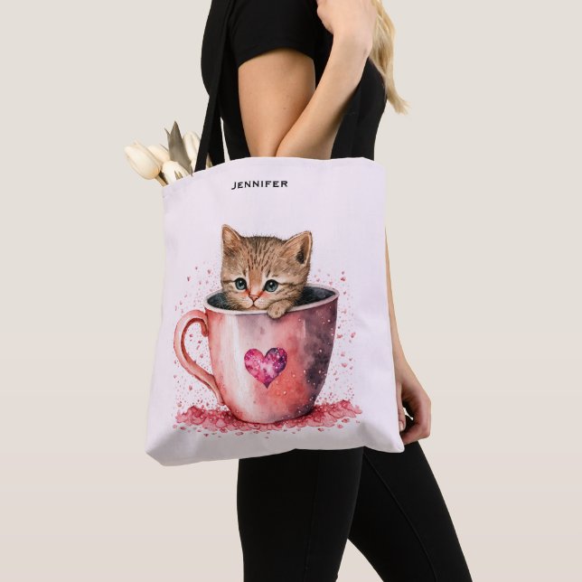 Niedlich Kitten in einem Teacup mit Herz Tasche (Von Nahem)