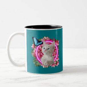 Niedlich Kitten mit blauem Schmetterling auf neont Zweifarbige Tasse