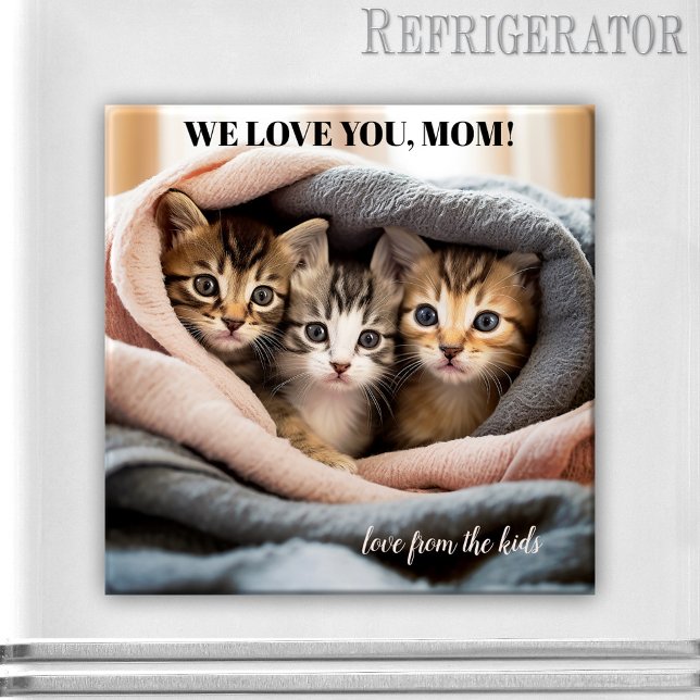 Niedlich Kittens Best Cat Mama Mother's Day Magnet (A cute magnet featuring three kittens wrapped in a cozy warm blanket - nice for Mother's Day)