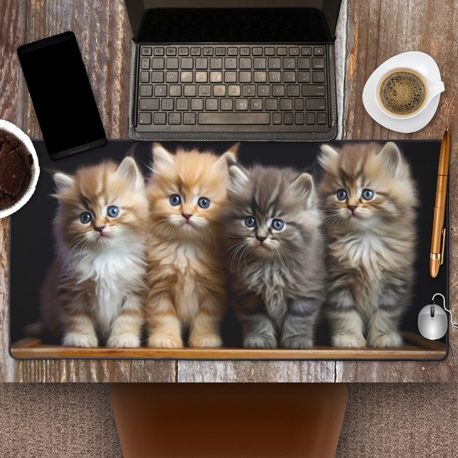 Niedlich Kittens Furry Friends Schreibtischunterlage (A super cute desk mat featuring four kittens. Lovely to keep these heartwarming friends close.)