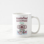 Niedlich Koala Bear Koalafied Accountant Funny Gif Kaffeetasse<br><div class="desc">Ein niedlicher Koala-Bär berechnet am Schreibtisch nach Finanzen und Steuern. Die lustige Wortunterschrift lautet "Koalafied Accountant". Personalisieren Sie mit dem Namen des Empfängers für ein amüsantes Geschenk für Buchhalter und Absolventen der Buchhaltung!</div>