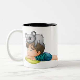 Niedlich koala spielt mit dem schönen Jungen Austr Zweifarbige Tasse