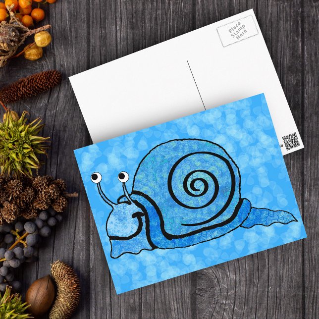 Niedlich Lächelnder Cartoon Blaue Schnecke Postkarte (Cute happy snail blue tie dye patterned shell on blue postcard.)
