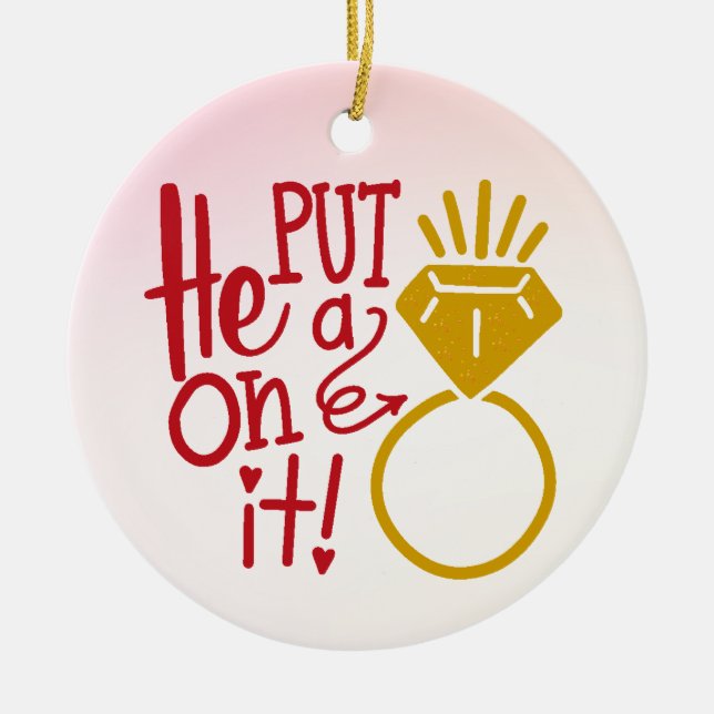 Niedlich legte er einen Ring auf die Keramik Ornam Ornament (Vorne)